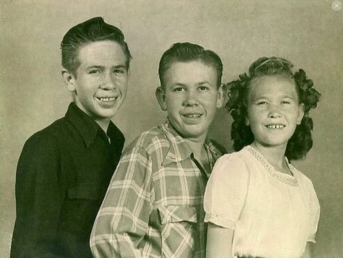 Buck Owens, brother Melvin, and sister Dorothy